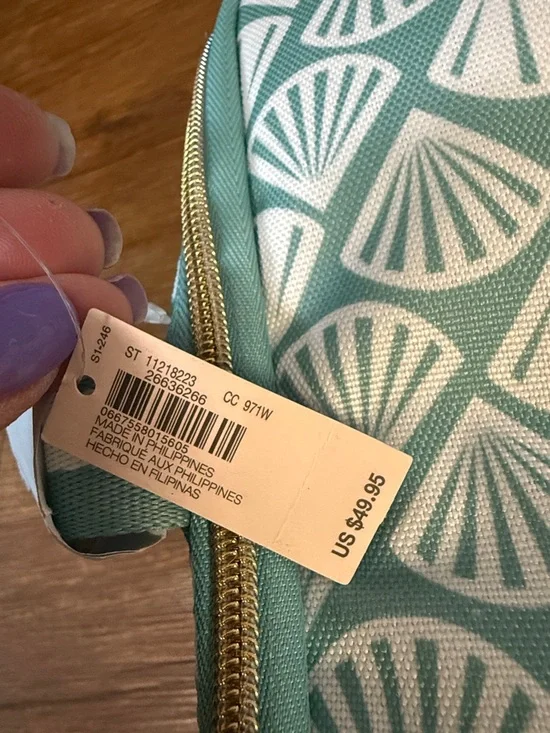 Victoria’s Secret green and white Shell-Print insulated cooler with Front Pocket - Picture 8 of 8